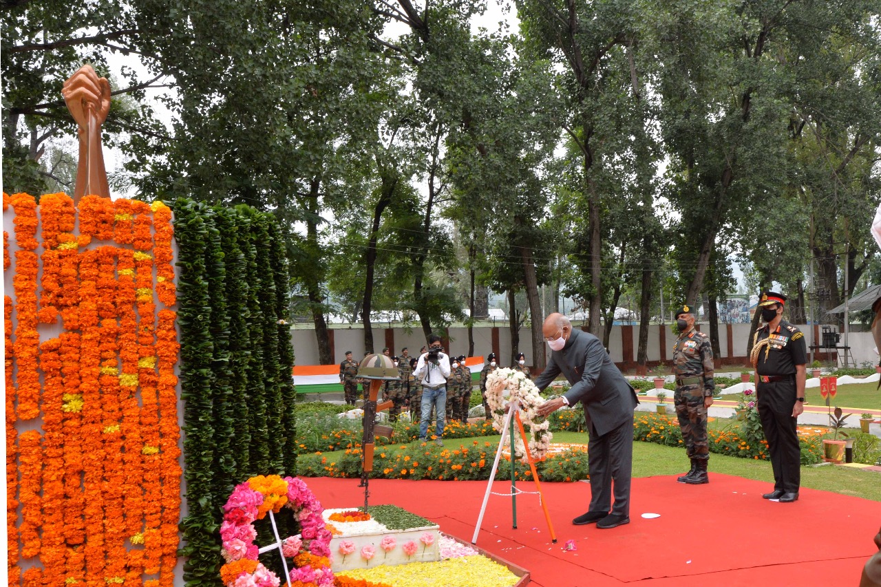 On Kargil Vijay Diwas, President Kovind laid a wreath at the Dagger War Memorial, Baramulla, Jammu & Kashmir, to pay tributes to all soldiers who sacrificed their lives in defending the nation...