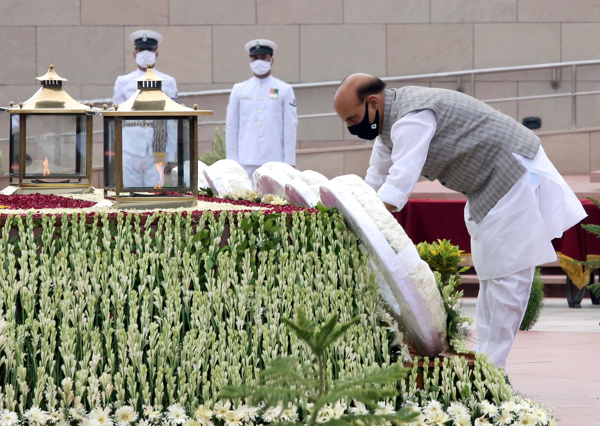 Rajnath Singh pays tribute at National War Memorial on Kargil Vijay Diwas...